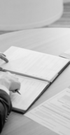Homme en costume signe documents lors rendez vous consultation