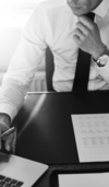 Homme travaillant dossier effacement bulletin casier judiciaire