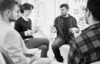 Discussion professionnelle sur solution amiable en bureau lumineux