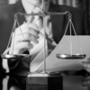 Balance de justice dorée symbolisant l'intérêt supérieur de l'enfant