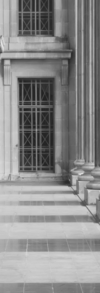 Colonnes architecturales en pierre claire symbolisant stabilité parentale