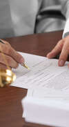 Personne signant document adoption avec balance de justice dorée