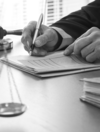 Femme en rouge représentant cabinet avocat Maître Laurène Saigne