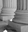 Colonnes classiques en marbre symbolisant la justice française