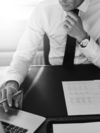 Homme travaillant au bureau sur versement compensation indemnisation