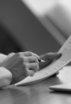 Homme lisant document procédure CIVI expertise médicale