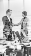 Professionnels échangeant en réunion sur audience intérêts civils