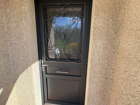 Porte d'entrée authentique textural avec tirant et grille de défense Chartres 