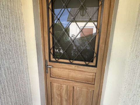 Porte d'entrée gamme authentique avec vitrage dépolie et grille de défense savoie 