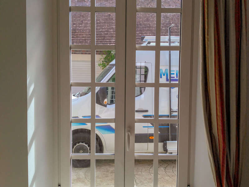 Fenêtre gamme lumine avec petit bois intégré - vue intérieur 