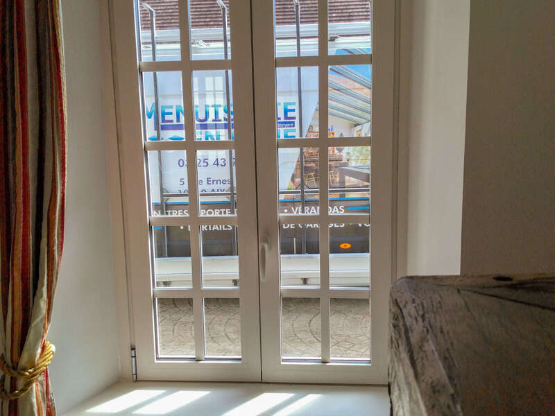 Fenêtre gamme lumine avec petit bois intégré - vue intérieur 