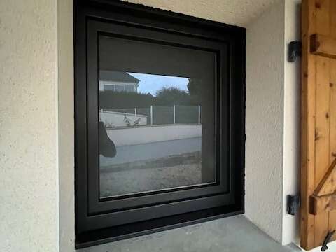 Fenêtre gamme hybride avec vitrage dépolie 