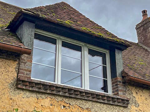 Fenêtre gamme hybride 3 ventaux avec petit bois intégré