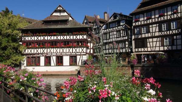 Cadeau de bienvenue Airbnb : sublimer l'arrivée avec des produits régionaux alsaciens
