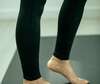 Personnes en tenue de sport allongées sur tapis yoga relaxantes