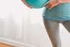 Femme assise sur ballon exercice pour tonification régulière corps