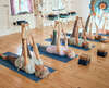 Femme pratiquant yoga première séance posture jambe fléchie