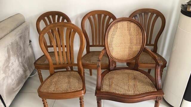 Artisan rempaillant une chaise avec de la paille de seigle