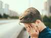 Jeune homme anxieux couvert visage ressentis ignorés