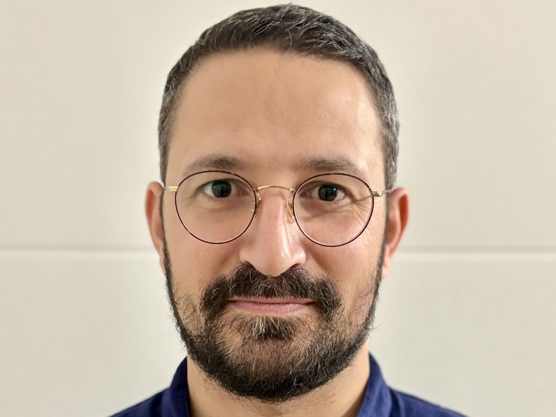 Karim Basly, prothésiste du cabinet du Dr Bourlon à Paris 16