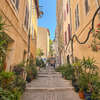 quartier du panier à Marseille rue qui monte avec quelques personnes en haut