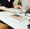 partenaires professionnels collaborant ensemble dans un bureau moderne
