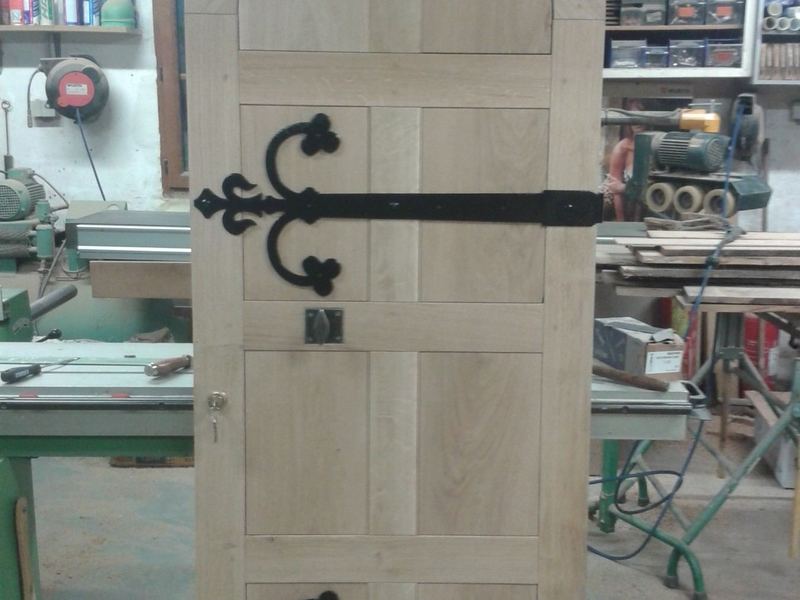 PORTE CINTRÉE EN CHÊNE MASSIF AVEC PENTURE A L'ANCIENNE