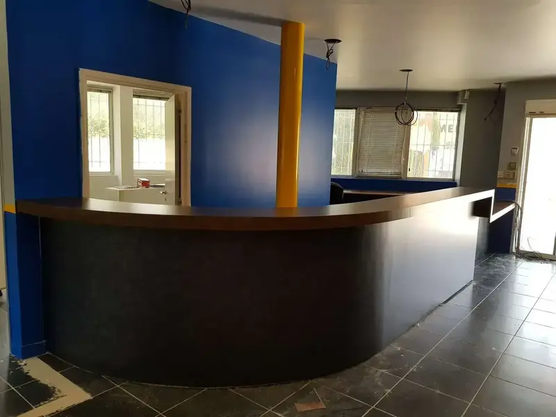 banque_d_accueil_stratifie