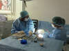 Docteur en pleine opération