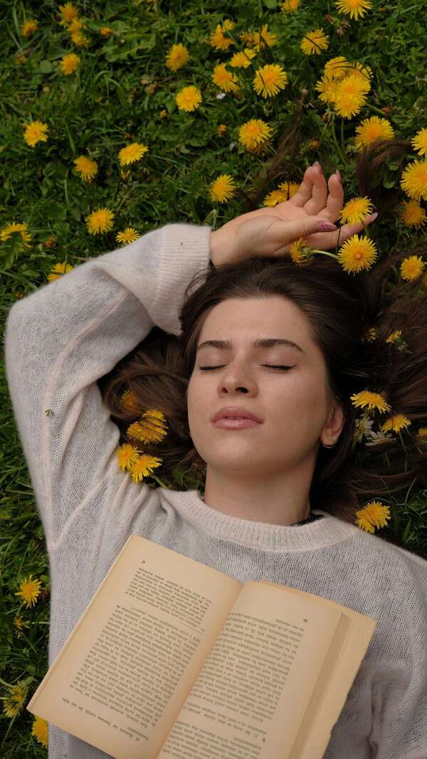 Combattre les coups de fatigue grâce aux micro-siestes et à la méditation