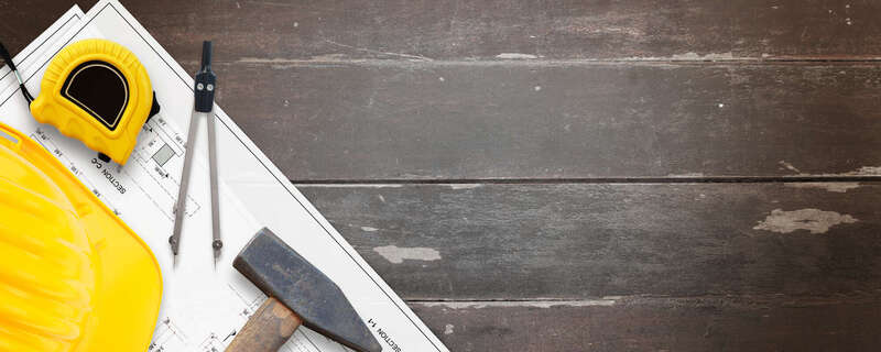 Renforcement de murs avec encadrements métalliques dans un bâtiment parisien