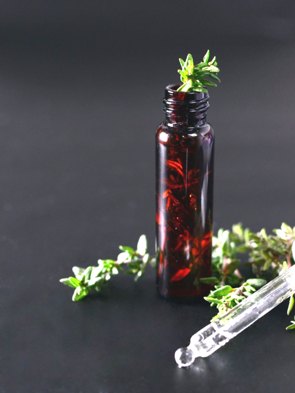 Peut-on se soigner tout seul avec les huiles essentielles ?