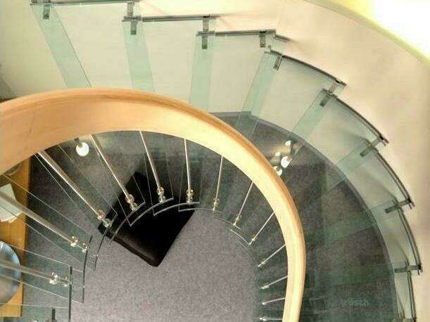 escalier_suspendu_courbe_marches_en_verre