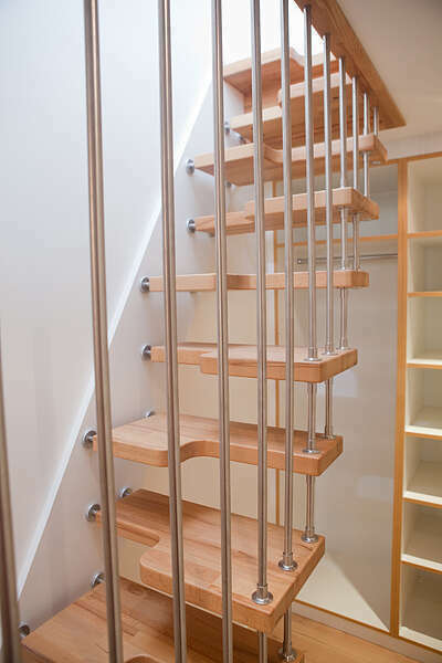 escalier_a_pas_japonais_suspendu_a_une_harpe