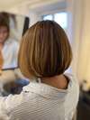 coiffure sur-mesure avec ciseaux, cheveux naturels et visagisme