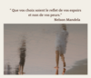 personne souriant avec confiance devant miroir