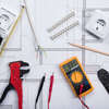 Vue de dessus d outils et matériel électrique sur un plan architectural pour électricité générale