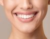 Sourire aux dents blanches et alignées