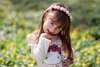 jeune fille pensive portant un bandeau de fleurs blanches roses