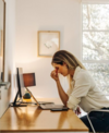 personne fatiguée devant ordinateur bureau travail