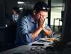 Homme stressé au bureau reflétant malêtre professionnel