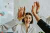 Femme en bureau célébrant travail sain et bien être mental