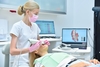 Dentiste utilisant un scan intra-oral pour orthodontie adolescent