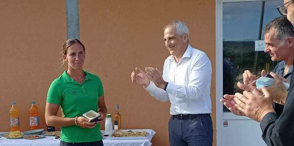 #Loire-sur-Rhône - Remise de médaille à Eve SEGEAR, championne d'équitation