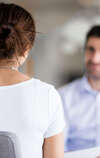 Femme et homme en médiation pour tensions d équipe