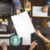 Quatre managers en formation résolution tensions autour table bois