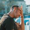 Homme-se-tenant-la-tête