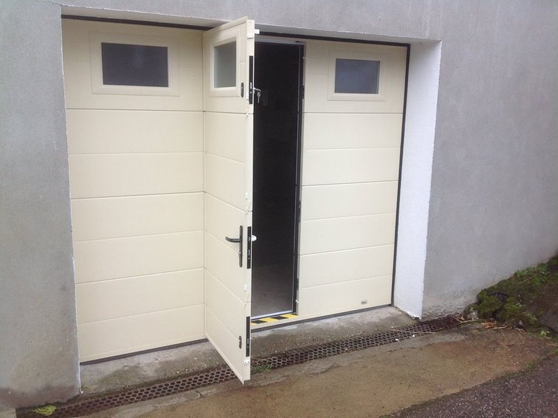 Porte sectionnelle avec portillon intégré