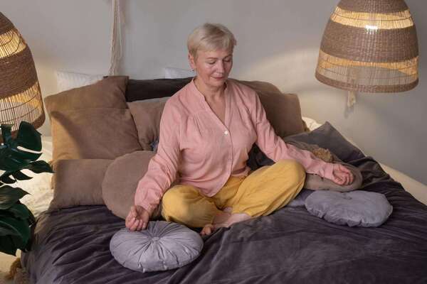 Ménopause et périménopause : apaiser les troubles du sommeil et l’anxiété grâce au yoga doux
