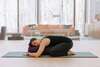 Femme en posture de yoga doux pour apaiser le système nerveux